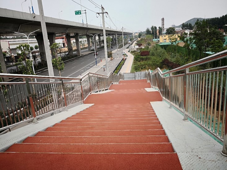 济南市工业北路快速路建设人行天桥万洲国际平台